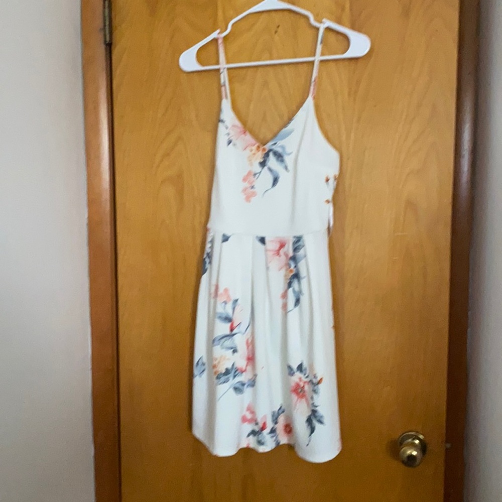 White flower dress worn once in great condition.